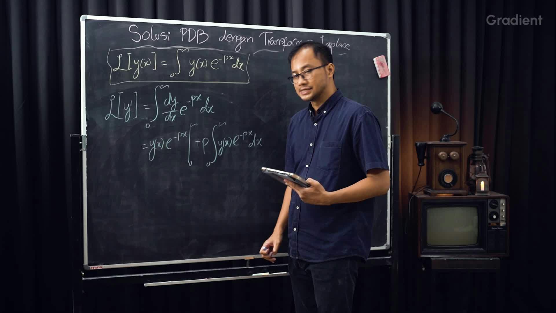 Solusi PDB dengan Transformasi Laplace