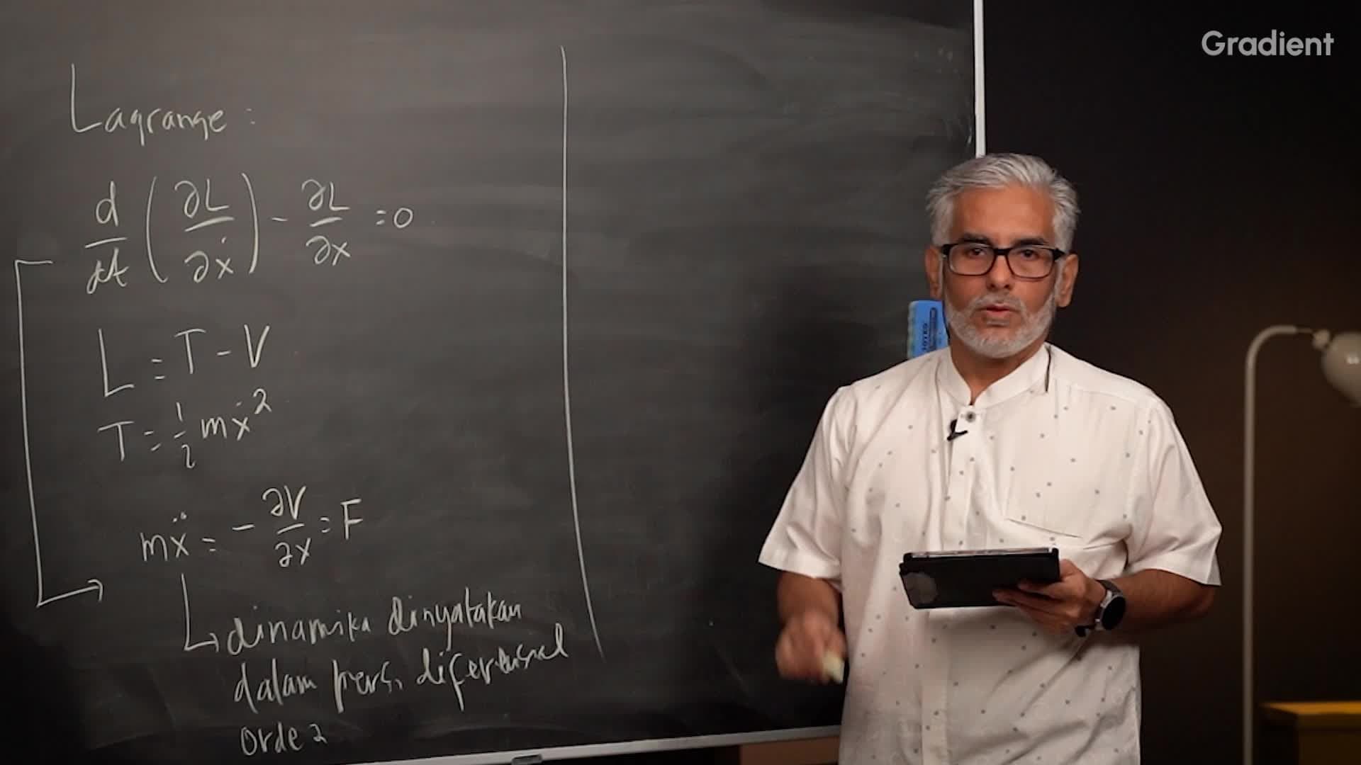 Kelebihan dan Kekurangan: Lagrangian dan Hamiltonian